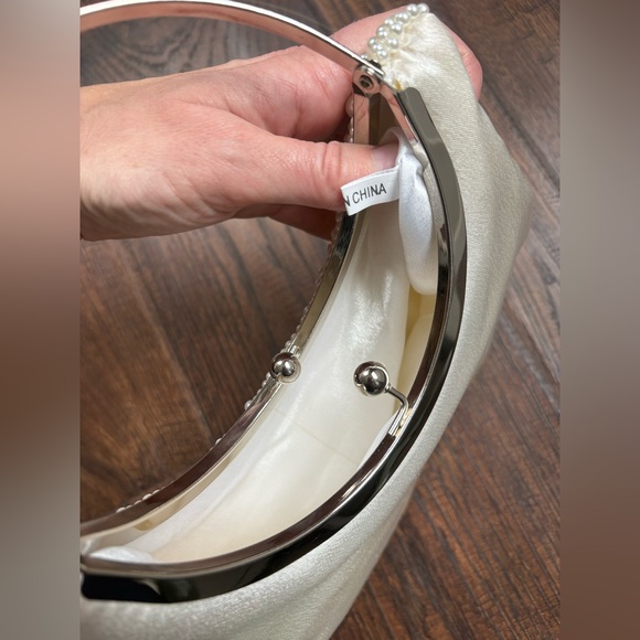 Elegant Cream Pearl Embellished Women's HandBag - Picture 10 of 10